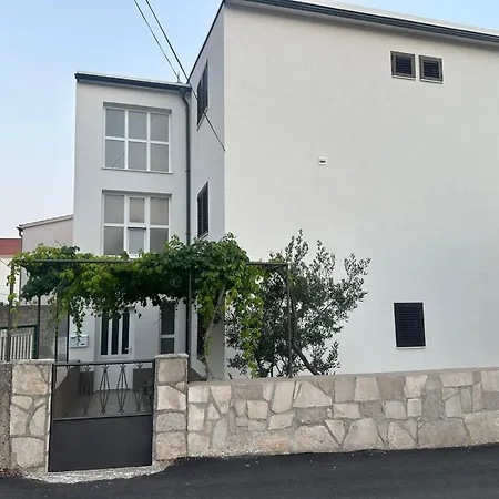 Lucija 6 * Primošten