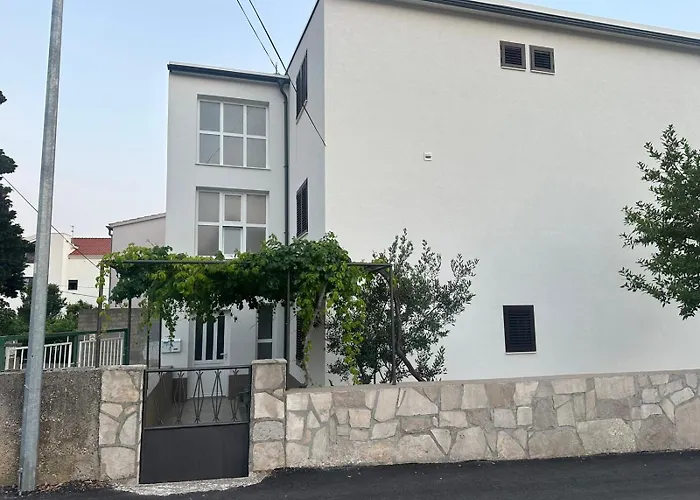 Lucija 6 * Primošten